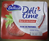 Encas riche en protéines sur lit de fraise