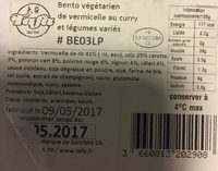Bento vegetarien de vermicelle au curry et legumes varies