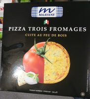 Pizza trois fromages cuite au feu de bois