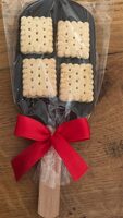 Sucette en chocolat noir avec petits biscuits
