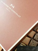 Coffret pralinés-chocolat noir et lait