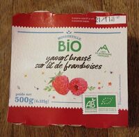 Yaourt brassé sur lit de framboises