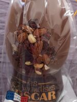 Moulage de chocolat au lait décoré de fruits secs