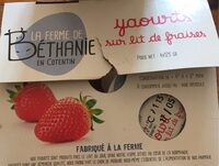Yaourts sur lit de fraises