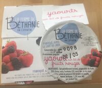 Yaourt sur lit de fruits rouges