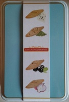 Assortiment de biscuits salés, saveur du sud : oignon, herbes de provence, roquefort et olive noir