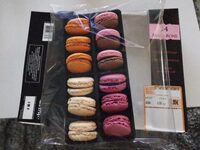 24 macarons