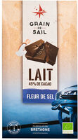 La tablette de chocolat au lait avec inclusions de fleur de sel