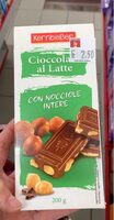 Cioccolato al latte con nocciole intere