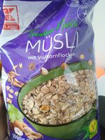 Musli cu fulgi de cereale integrale, stafide, alune de pădure, arahide si migdale