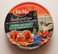Thunfischbällchen mit Oliven und Kapern in Tomatensoße