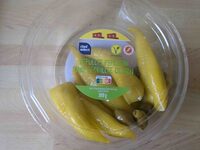 Gefüllte Peperoni und gegrillte Oliven