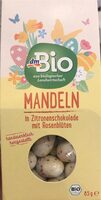 Mandeln in Zitronenschokolade mit Rosenblüten