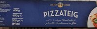 Pizzateig auf Backpapier mit Tomatensauce