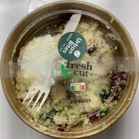 Salade avec fromage frais et couscous