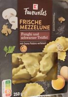 Frische mezzelune Funghi und schwarzer Trüffel