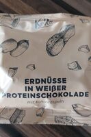 Erdnüsse in weißer Proteinschokolade mit Kokosraspeln