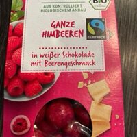Ganze Himbeeren in weißer Schokolade mit Beerengeschmack