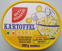 Kartoffel Salat mit Sahne, eingelegten, gekochten Eiern und eingelegten Gurken