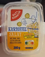 Kartoffelsalat mit Sahne, eingelegten Eiern und eingelegten Gurken