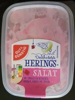 Delikatess Heringssalat mit eingelegter roter Bete, Zwiebeln, Gurken und Äpfeln