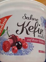 Sahne l-Kefir auf Roter Grütze