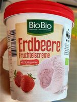 Erdbeere Fruchteiscreme mit schlagsahne