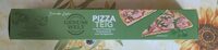 Pizzateig auf Backpapier mit Tomatensauce