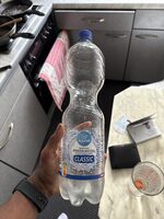 Natürliches Mineralwasser mit Kohlensäure versetzt