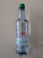 Medium natürliches Mineralwasser mit Kohlensäure versetzt