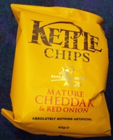 Kettle Chips mature cheddar & red onion