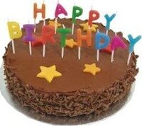 Gateau au chocolat avec bougies Happy Birthday