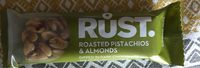 Pistaches et amandes roties trempées dans du chocolat noir