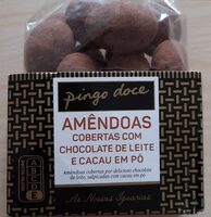 Amêndoas cobertas com chocolate de leite e cacau em pó