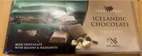 Chocolat au lait avec du raisin et des noisettes