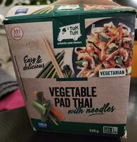 Vegetable pad thai with noodles