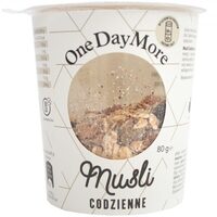 Musli z suszonymi figami i prażonymi orzeszkami ziemnymi.