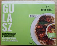 Gulasz drobiowy w sosie piwnym z kaszą gryczana i sałatką szwedzką