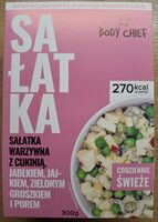 Sałatka warzywna z cukinią, jabłkiem, jajkiem, zielonym groszkiem i porem