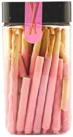 Palitos de galletas cubiertas de chocolate con sabor a fresa