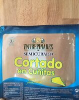 Queso semicurado cortado en cuñitas