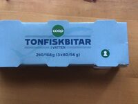 Tonfiskbitar i vatten