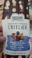 Chocolat noir aux myrtilles confites, noisettes et amandes