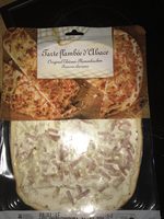 Tarte flambée avec lard et oignons