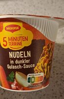 Nudeln in dunkler Gulasch-Sauce