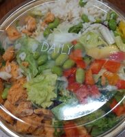 Salade mêlée avec préparation de viande de poulet et riz cuit