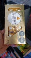 Bombones cubiertos con chocolate con leche y avellanas rellenos