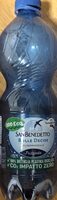 Acqua minerale naturale frizzante bolle decise