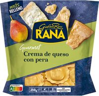 Gourmet ravioli relleno de crema de queso con pera