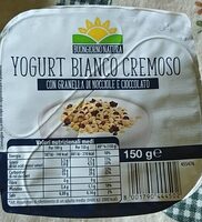 Yogurt bianco cremoso con granella di nocciole e cioccolato
